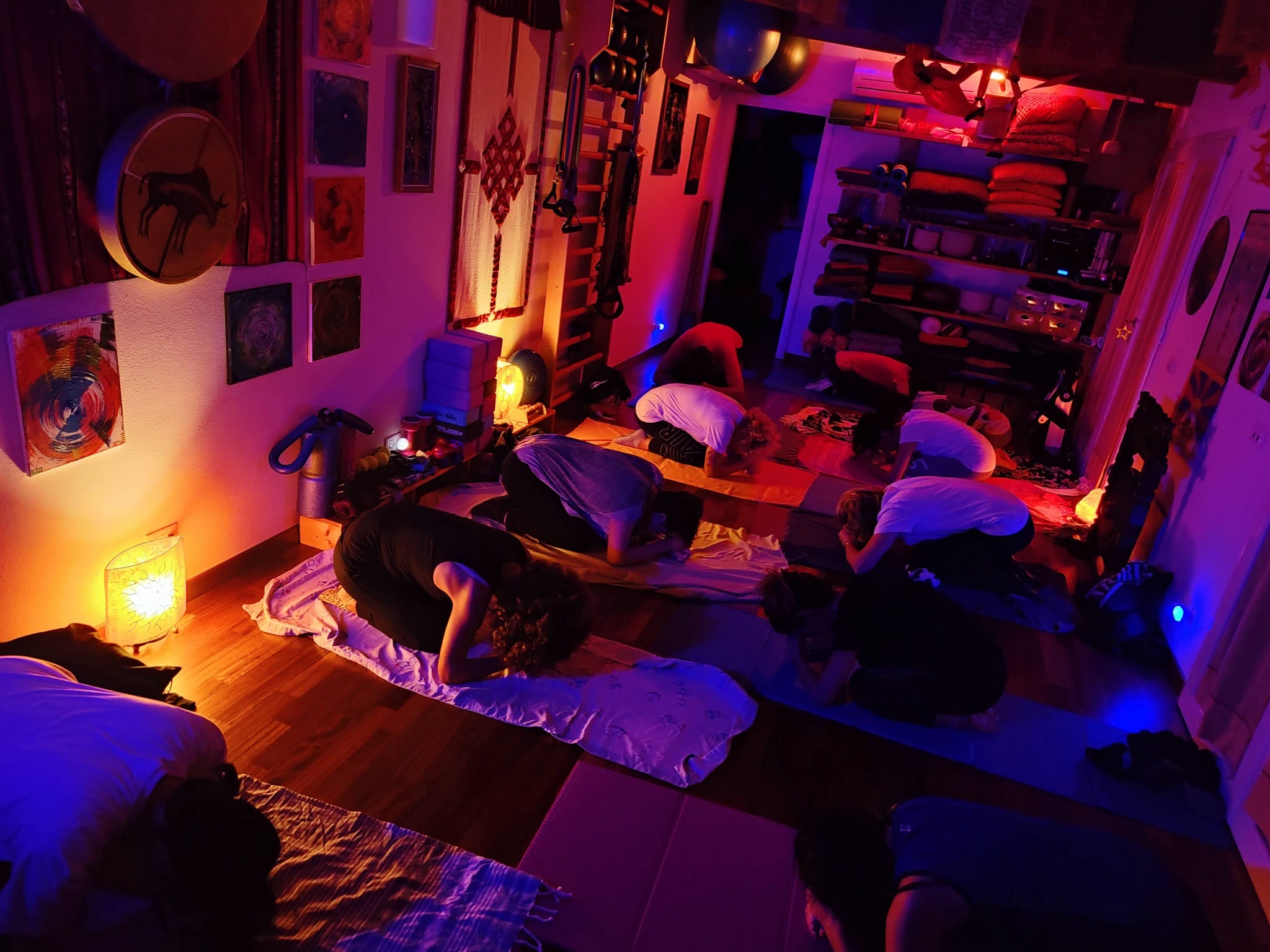 Lezione di gruppo di Hatha Yoga al Centro Akasa di Pontedera